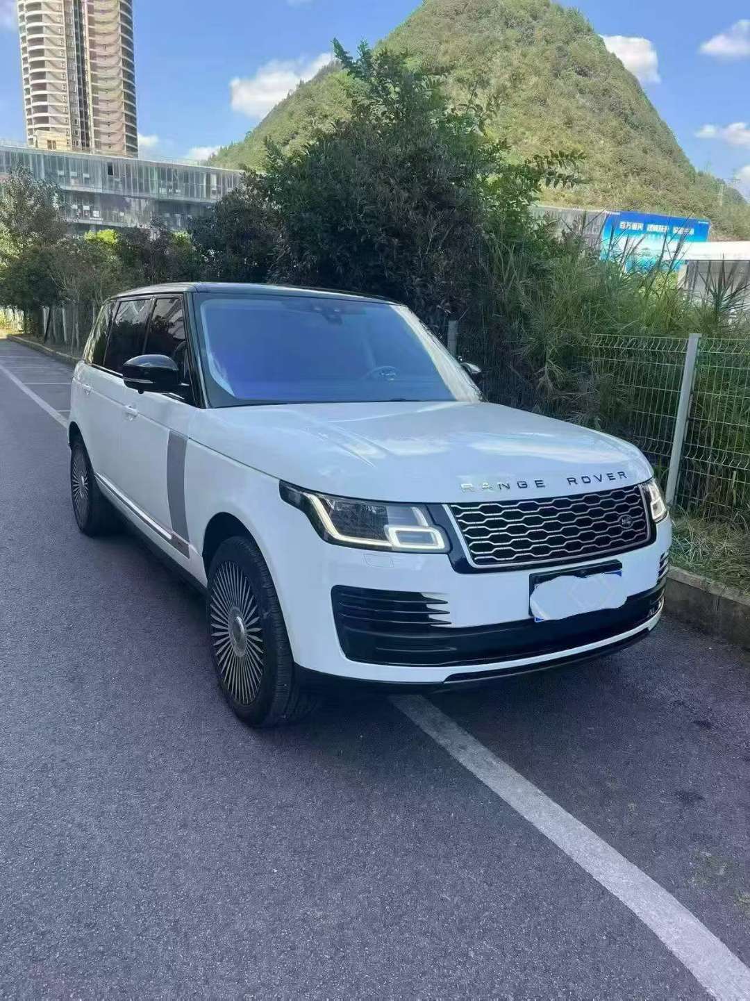 Land Rover Range Rover Long Wheelbase 3.0T Gasoline 2