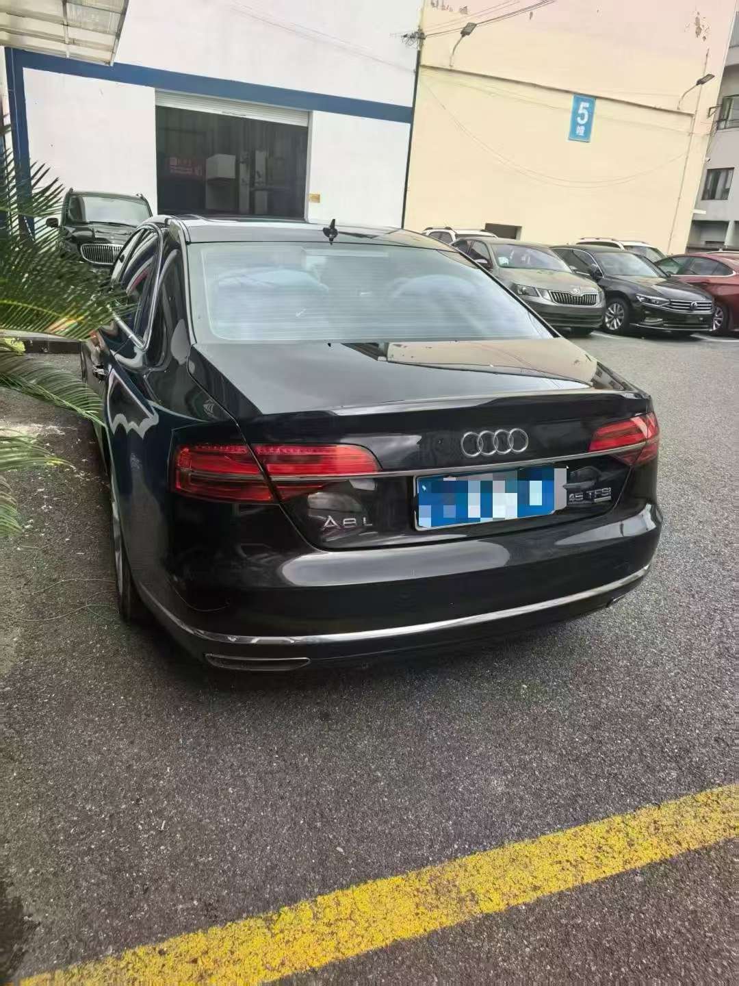 Audi A8 3.0T 4-Seat 6