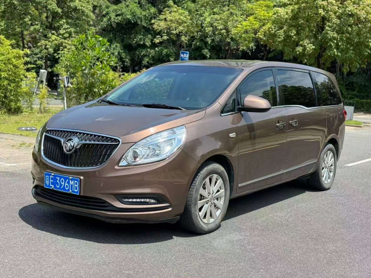 Buick GL8 2.0T Automatic Sunroof Luxury Edition 2