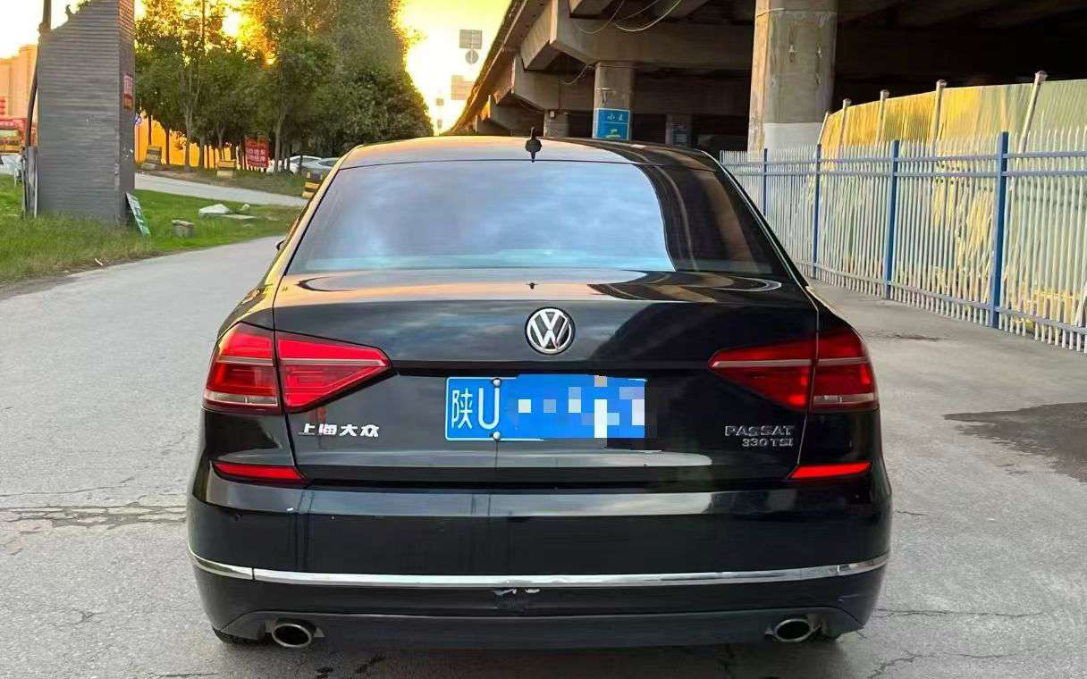 Volkswagen Passat 1.8T Premium Edition 7