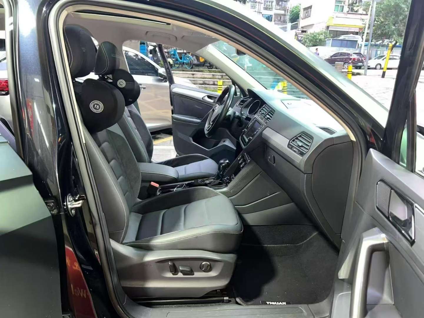 Volkswagen Tiguan L 2.0T 380 AWD Luxury 5