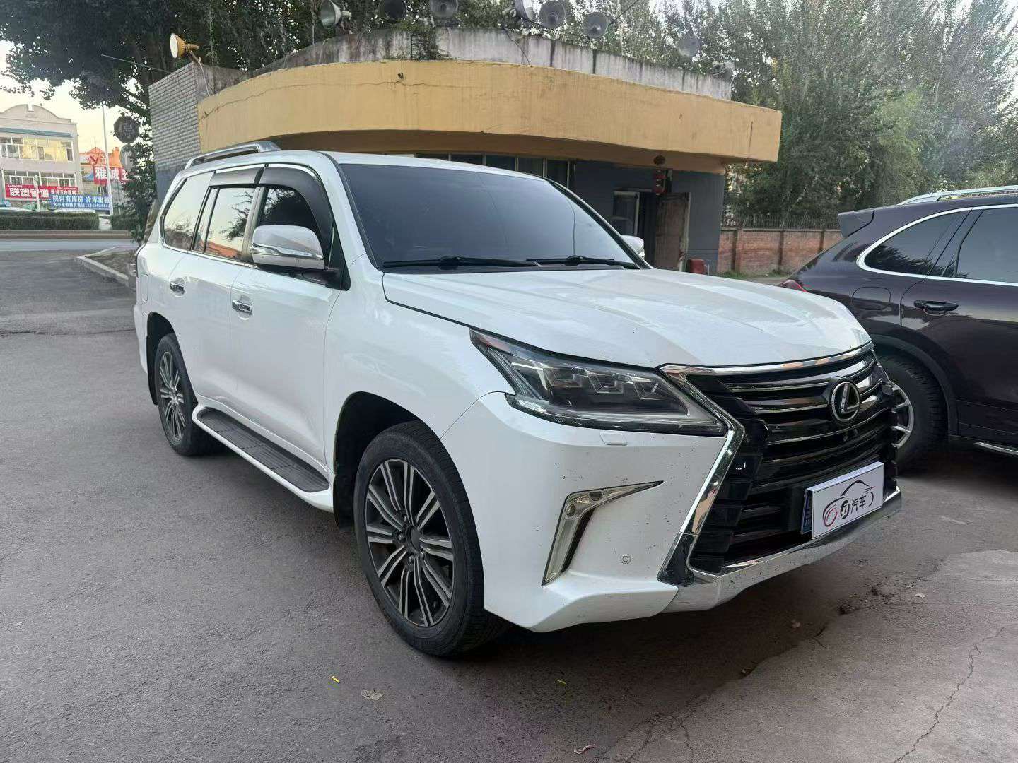 Lexus 570 2010 5.7L V8 3