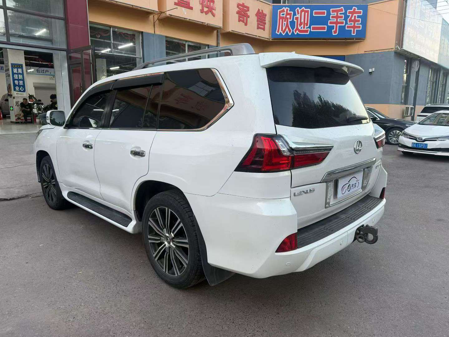 Lexus 570 2010 5.7L V8 6