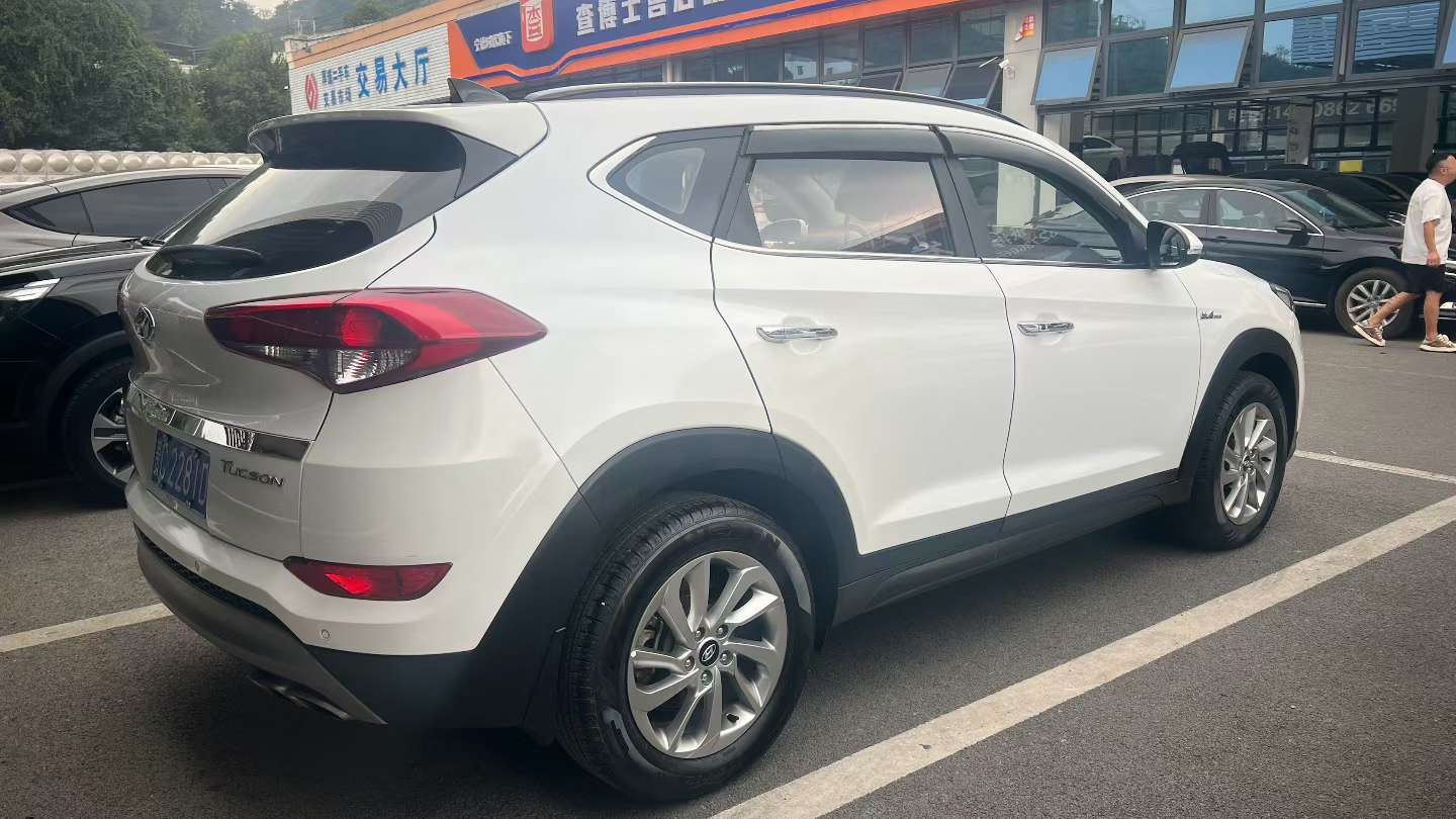Hyundai Tucson 1.6T 7