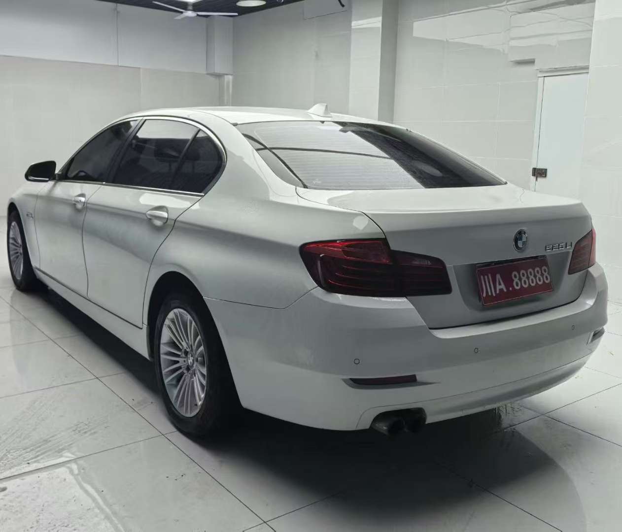 BMW 5 Series 525 Leading 2