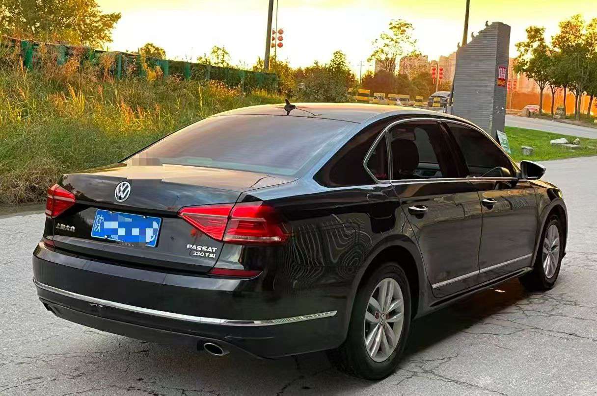 Volkswagen Passat 1.8T Premium Edition 9