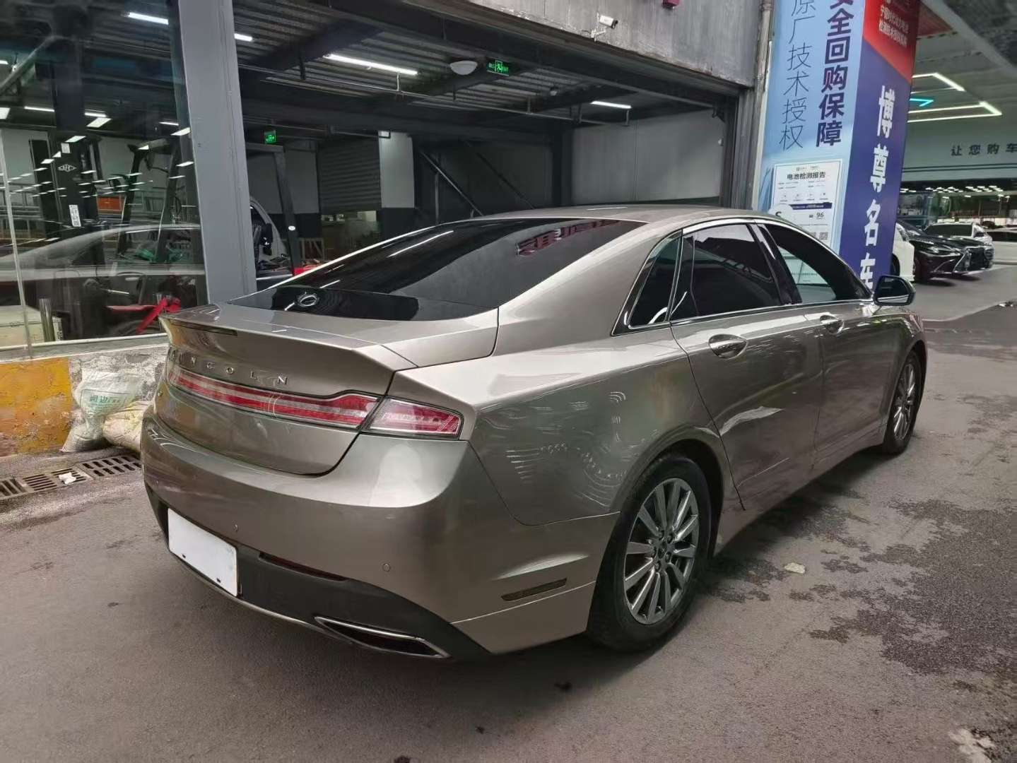Lincoln MKZ Premium Edition 3