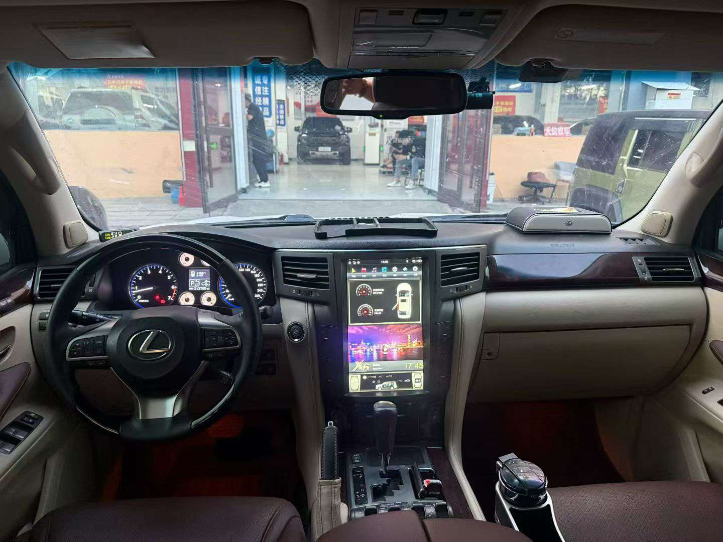 Lexus 570 2010 5.7L V8 8