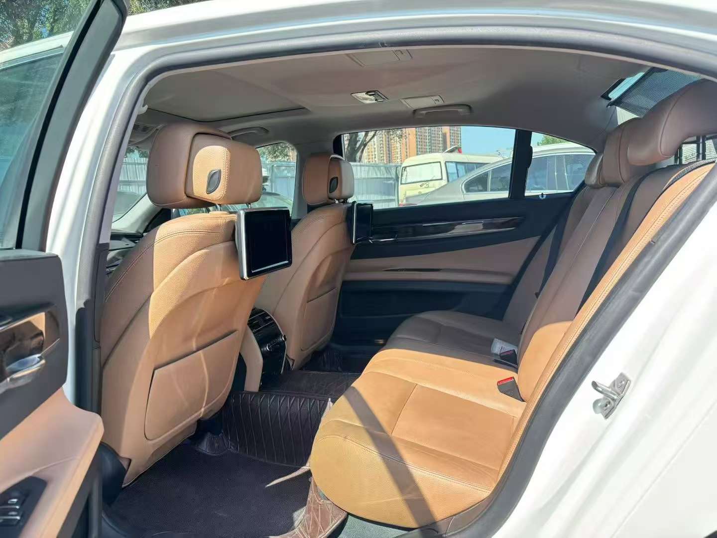 BMW 7 Series 730 Leading 4