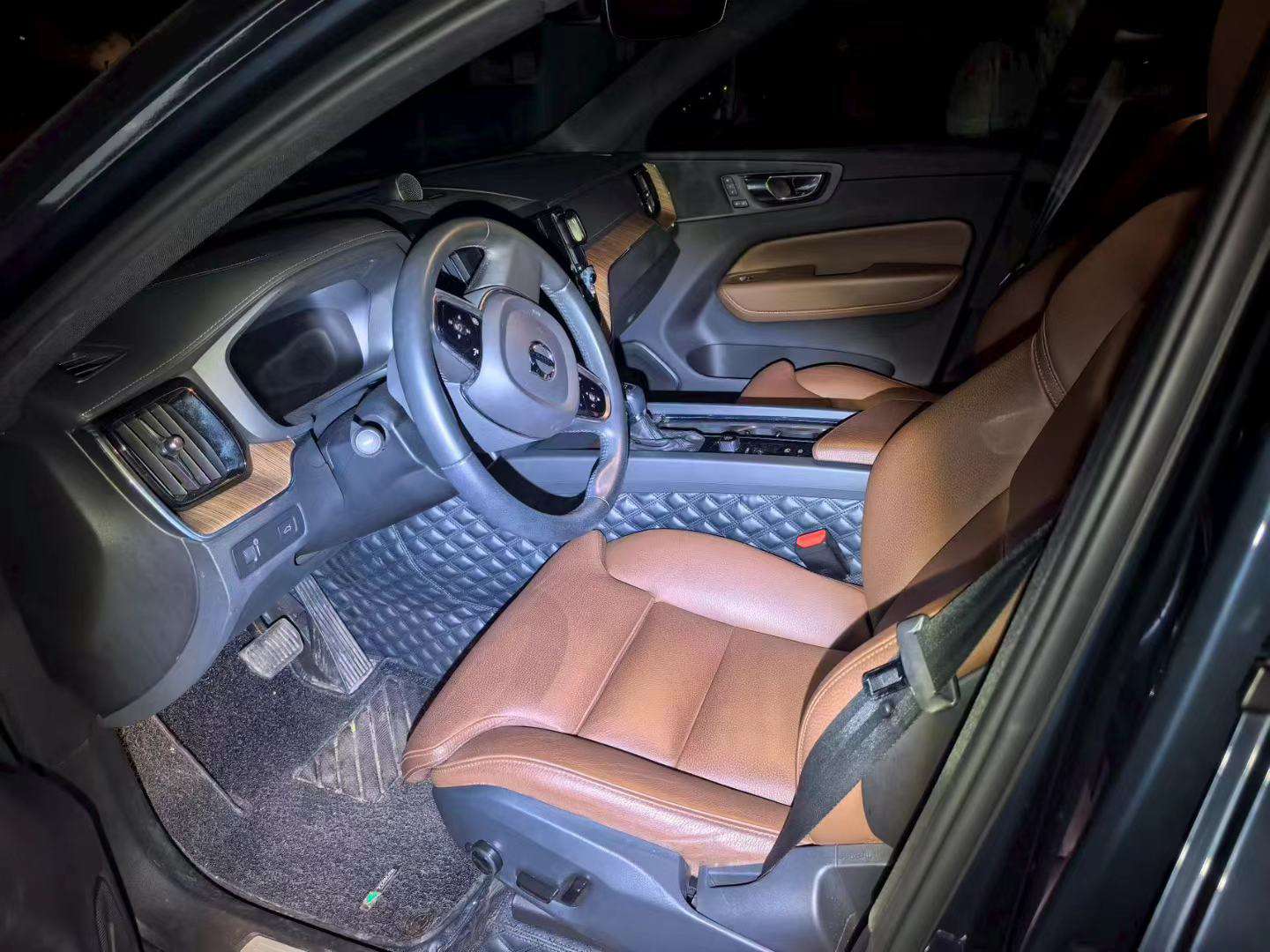Volvo XC60 2.0T AWD Zhiyuan Luxury Edition 3