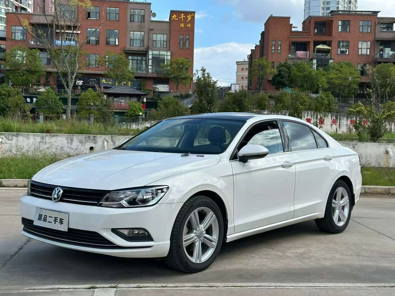Volkswagen Lamando 1.4T 280 Automatic with Sunroof 3