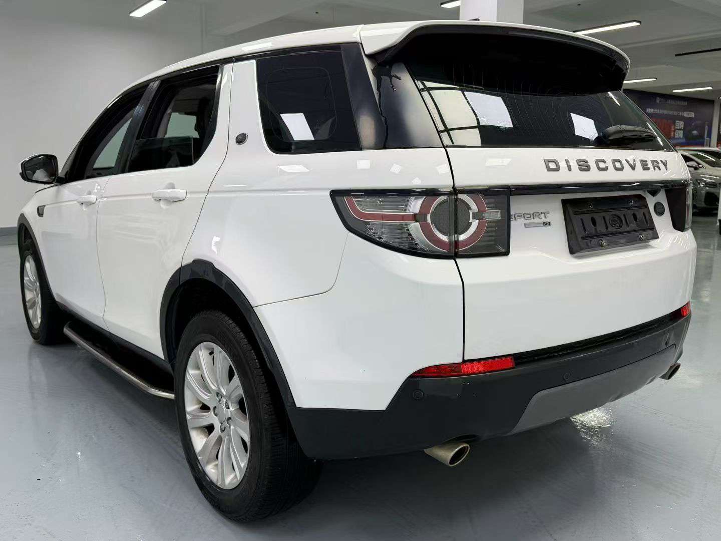 Land Rover Discovery Sport 2017 2.0T Cool Black Limited Edition 8