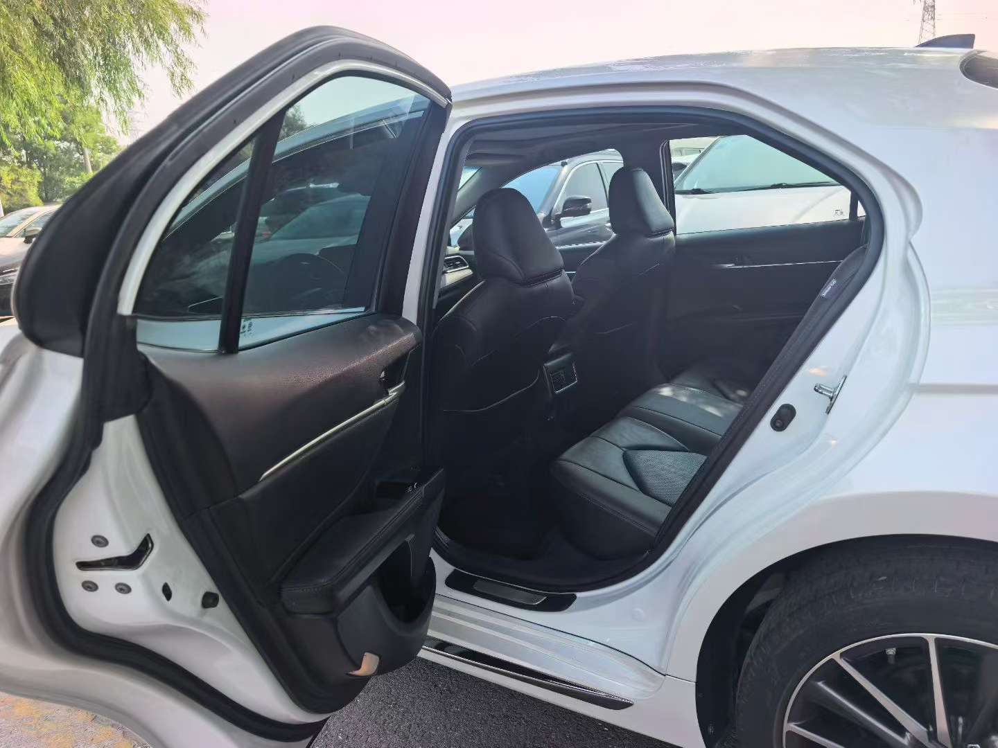 Toyota Camry 2.5 Luxury Edition 4