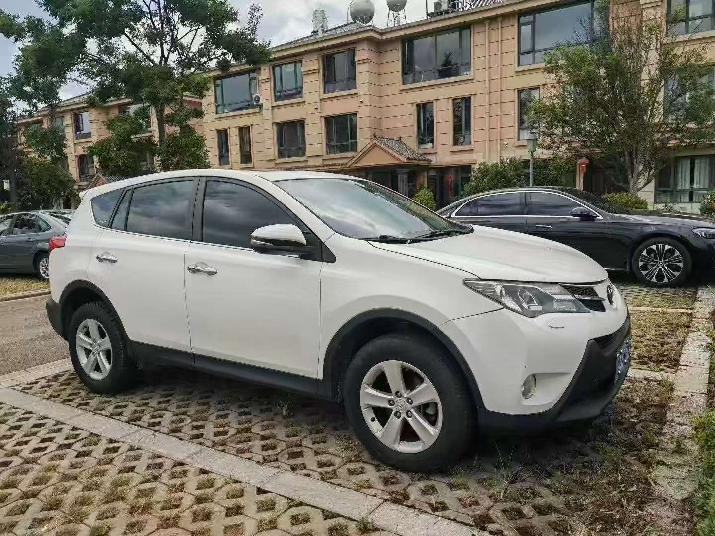 Toyota RAV4 2.5 AWD Luxury Dual Sunroof