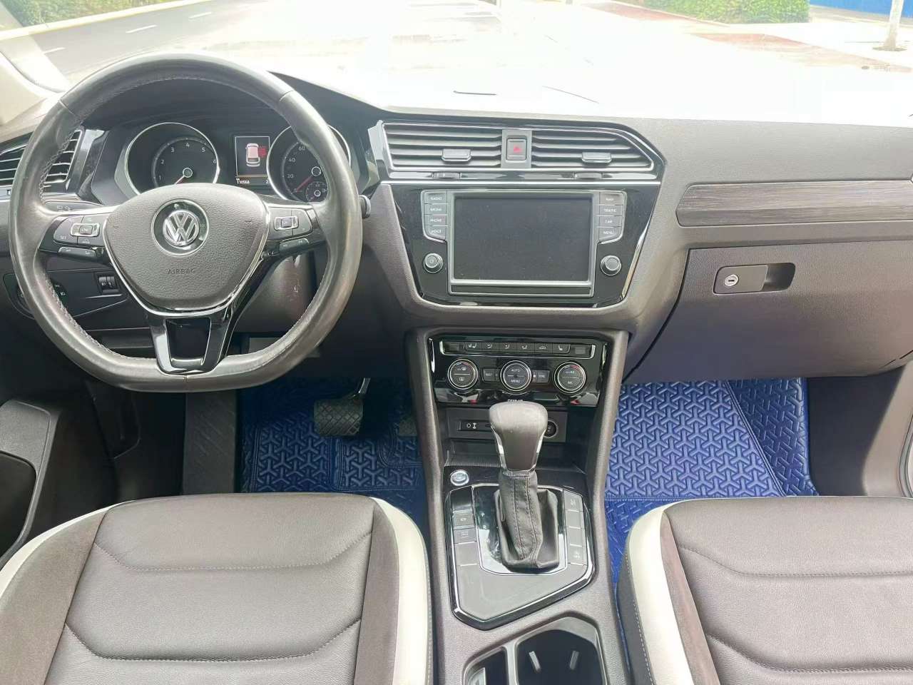 Volkswagen Tiguan L 1.8T Luxury Edition 3