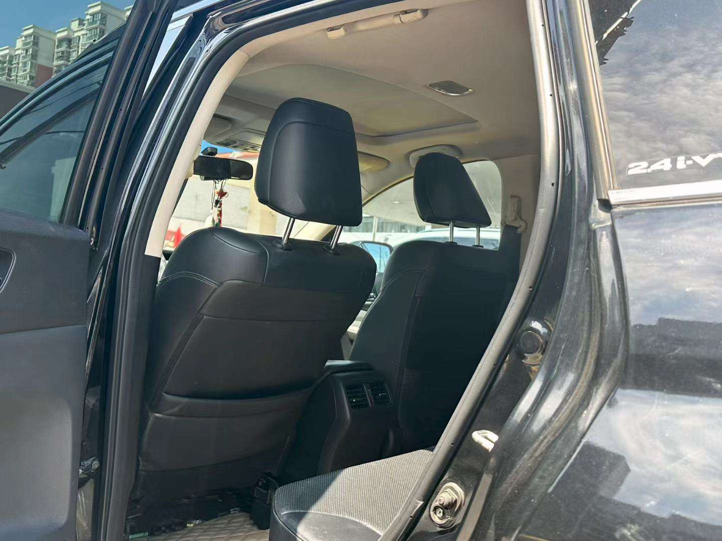 Honda CR-V 2.4L FWD Luxury Edition 4
