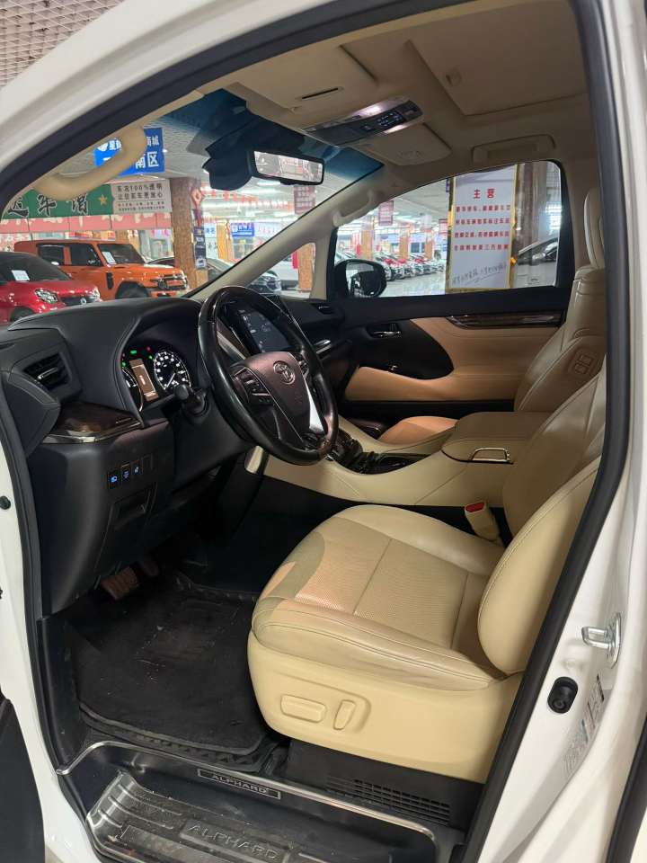 Toyota Alphard 2.5 Luxury 4