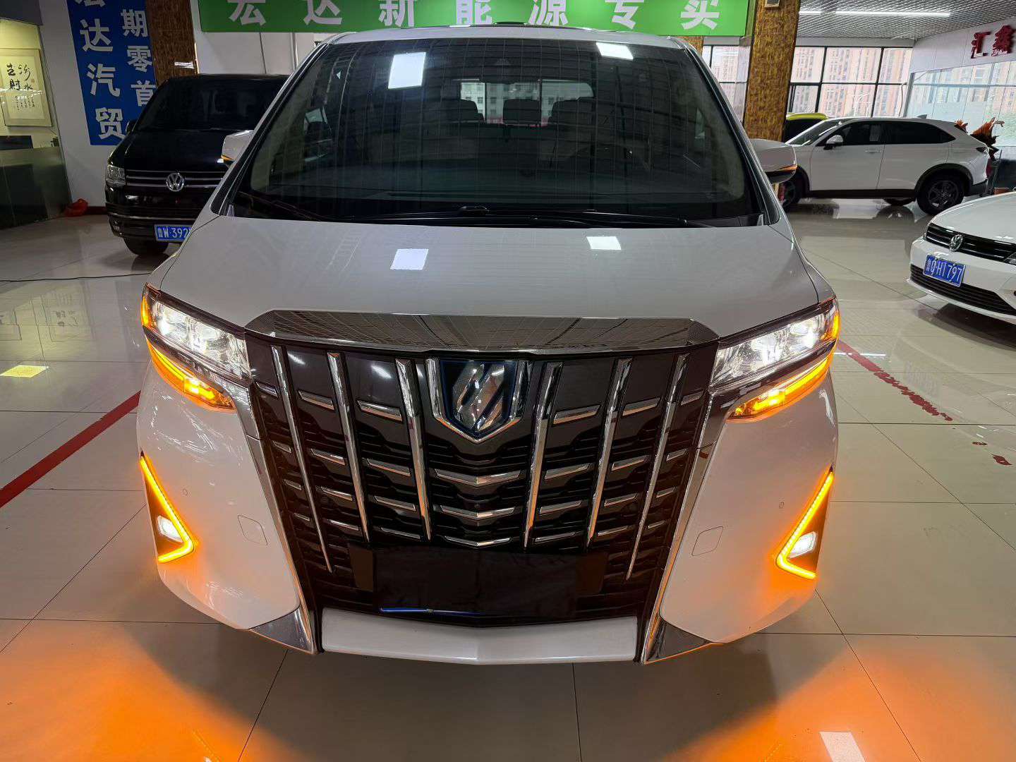 Toyota Alphard 2.5 Luxury 2