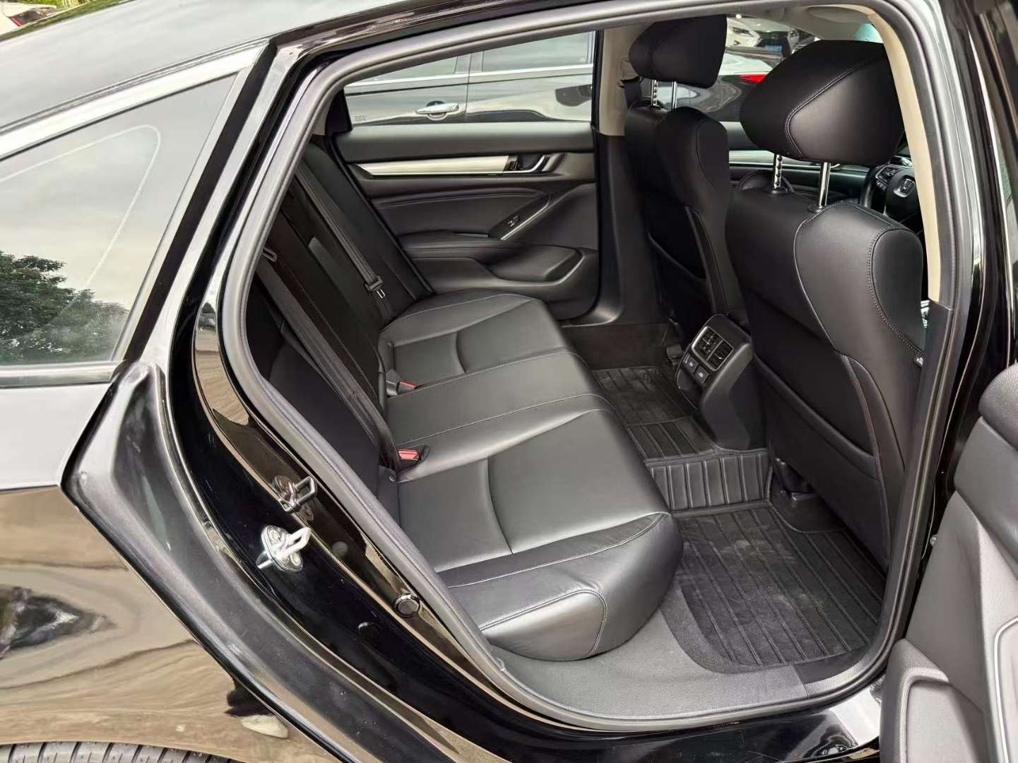 Honda Accord 260 Luxury Edition 5