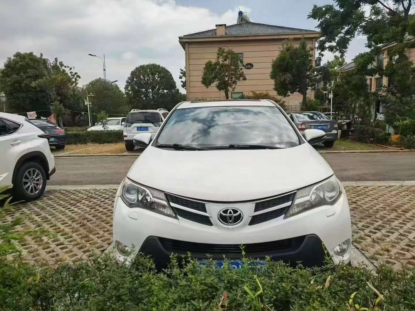 Toyota RAV4 2.5 AWD Luxury Dual Sunroof 2