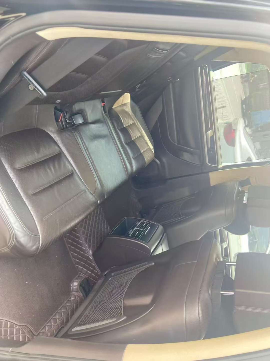Volkswagen Touareg 3.0L High Trim 8