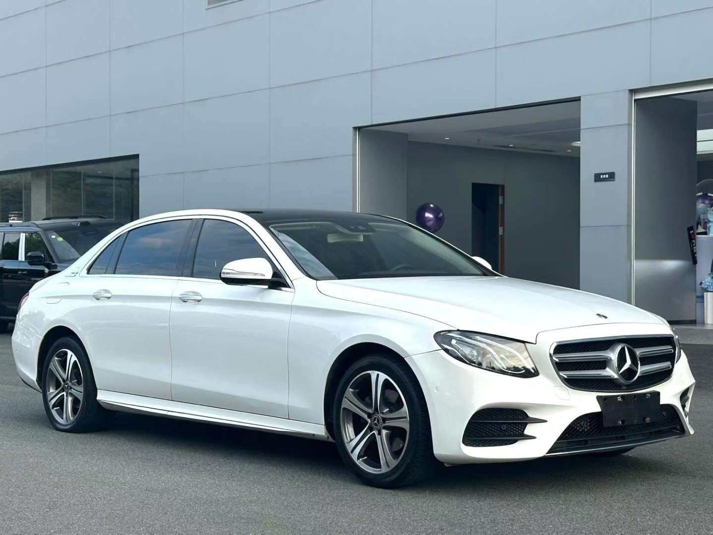 Mercedes-Benz E-Class E200L New Large Display 3
