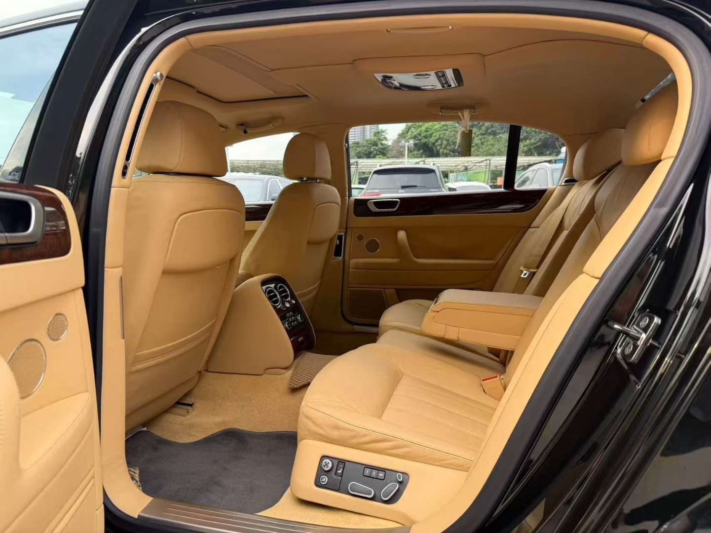 Bentley Flying Spur 6.0L W12 4-Seater 8