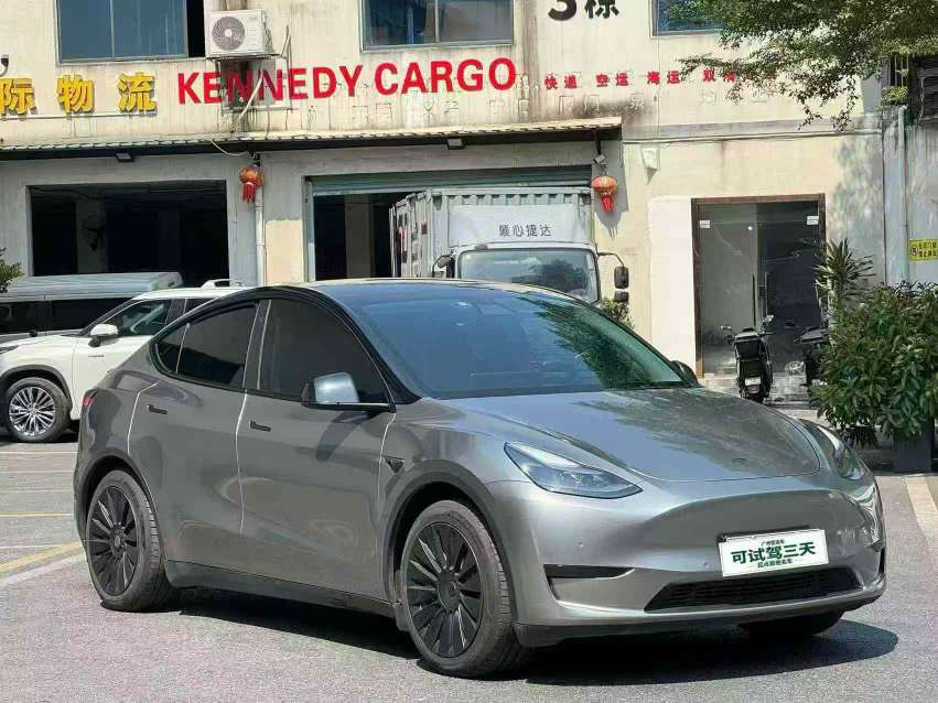 Tesla Model Y 3