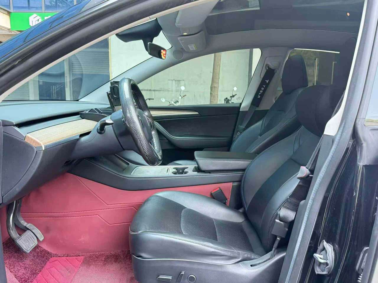 Tesla Model Y 4
