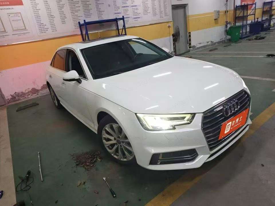 Audi A4L 2.0T Advance Edition Large Sunroof