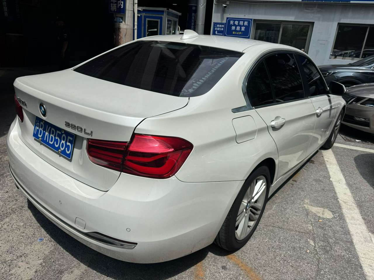 BMW 3 Series 320Li Sport 8