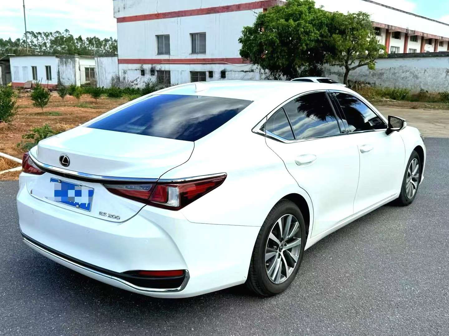 Lexus ES 9