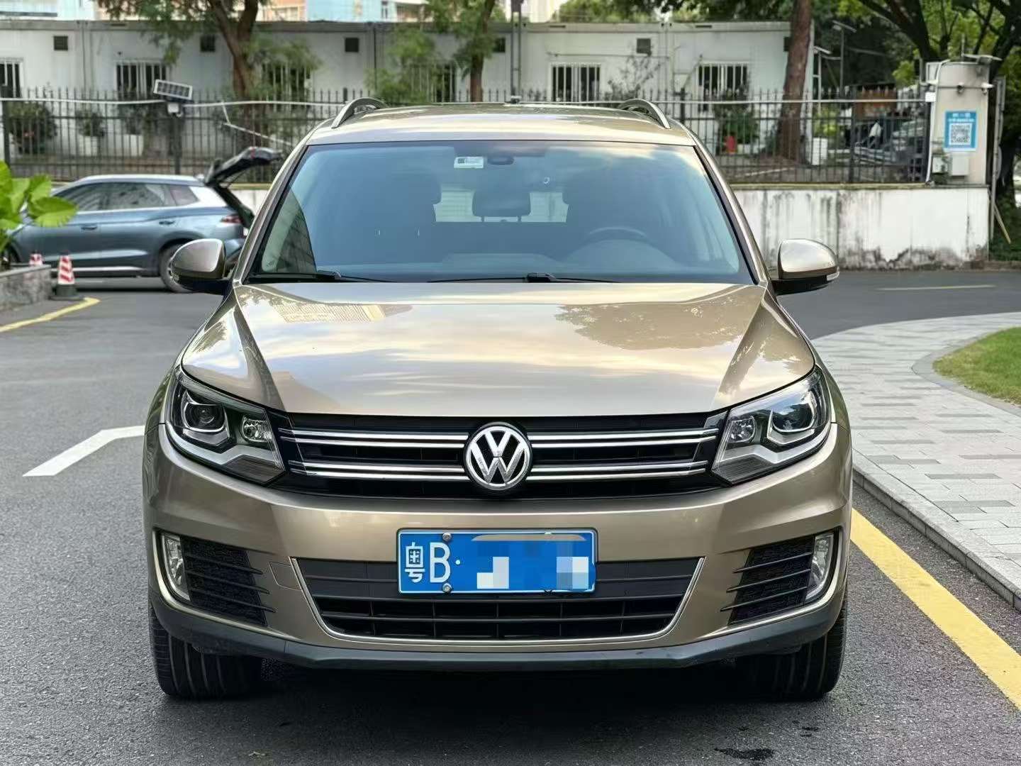 Volkswagen Tiguan 1.8T FWD Comfort Edition 2