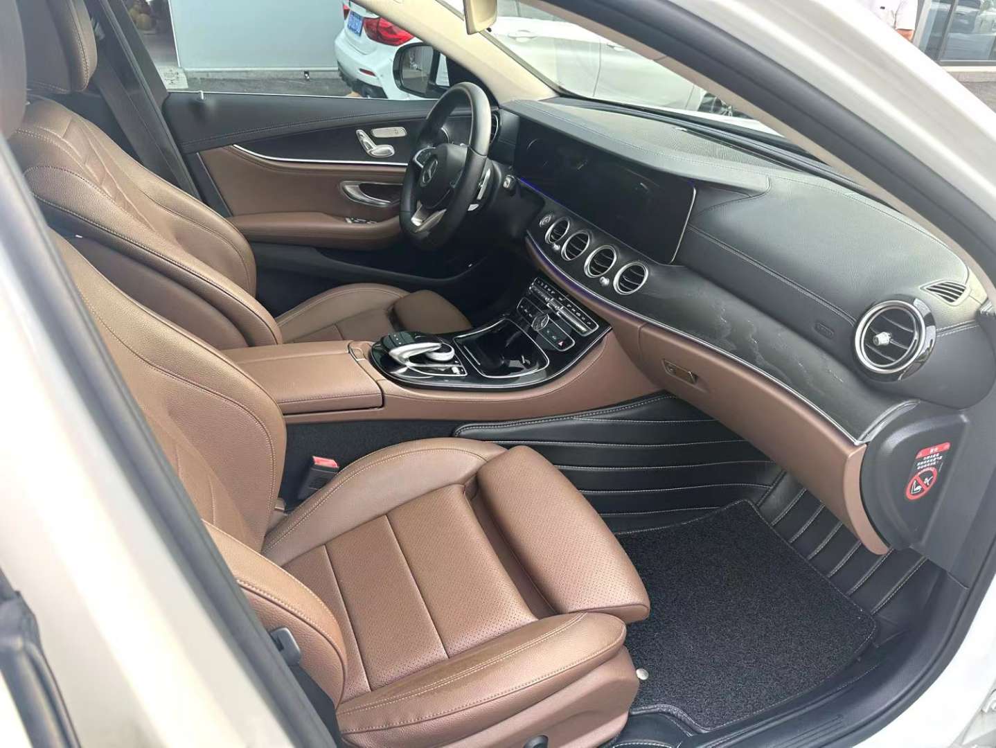 Mercedes-Benz E-Class E200L New Large Display 6