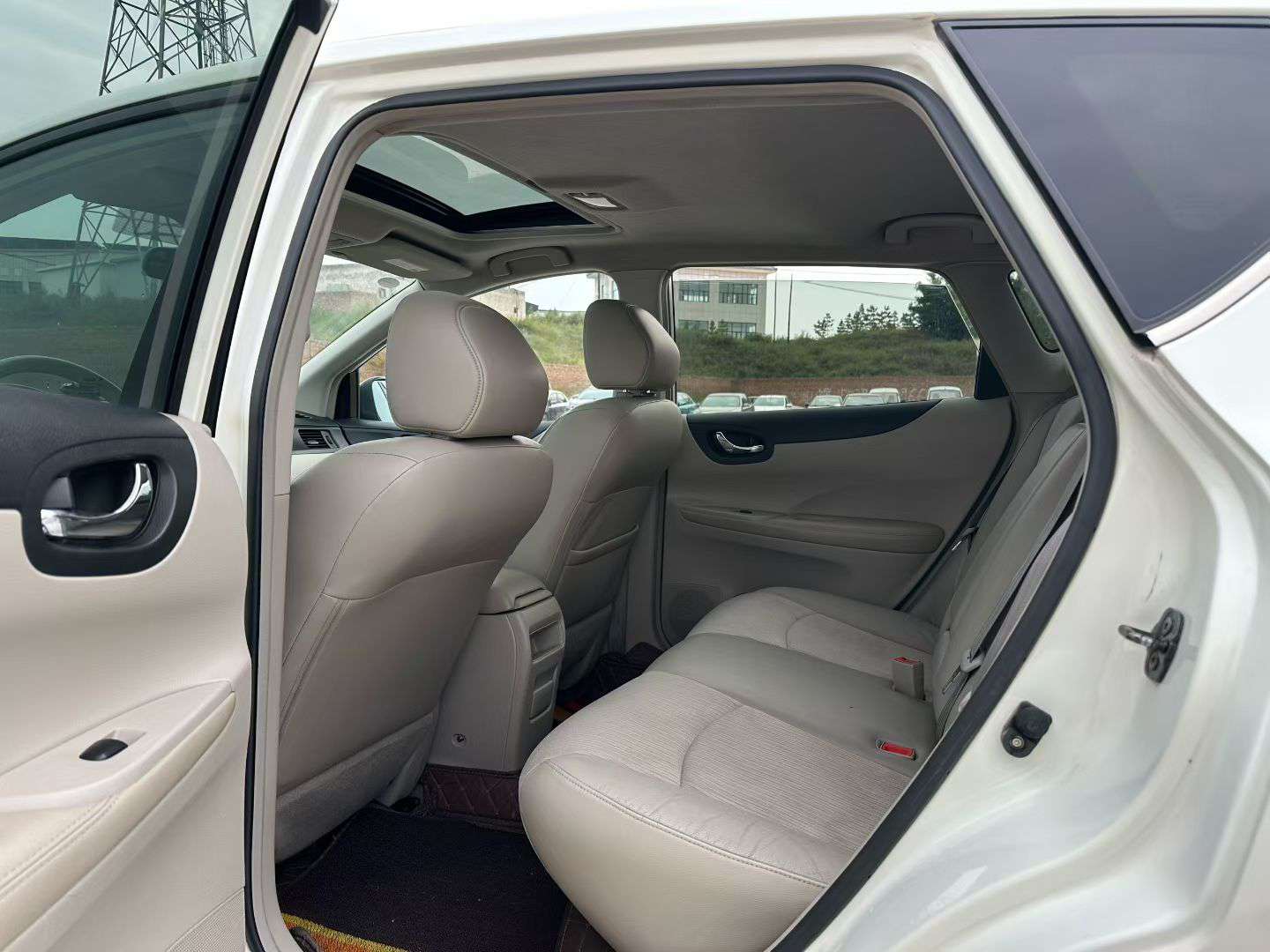Nissan Tiida 4