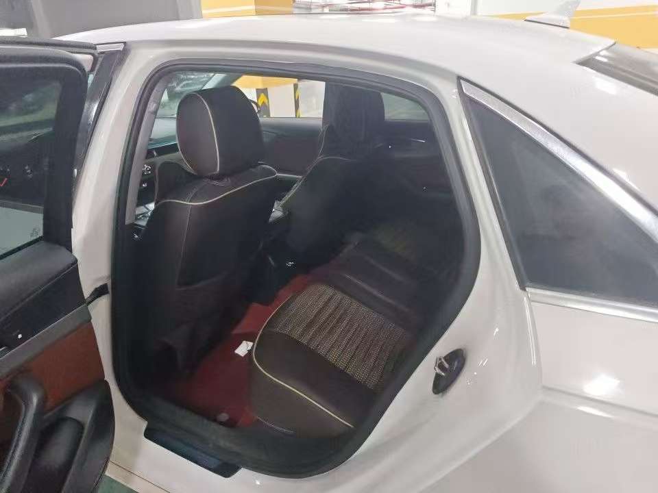 Audi A4L 2.0T Advance Edition Large Sunroof 4