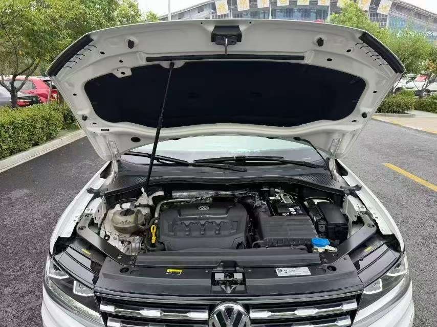 Volkswagen Tiguan L 2.0T 330 TSI FWD Luxury 8