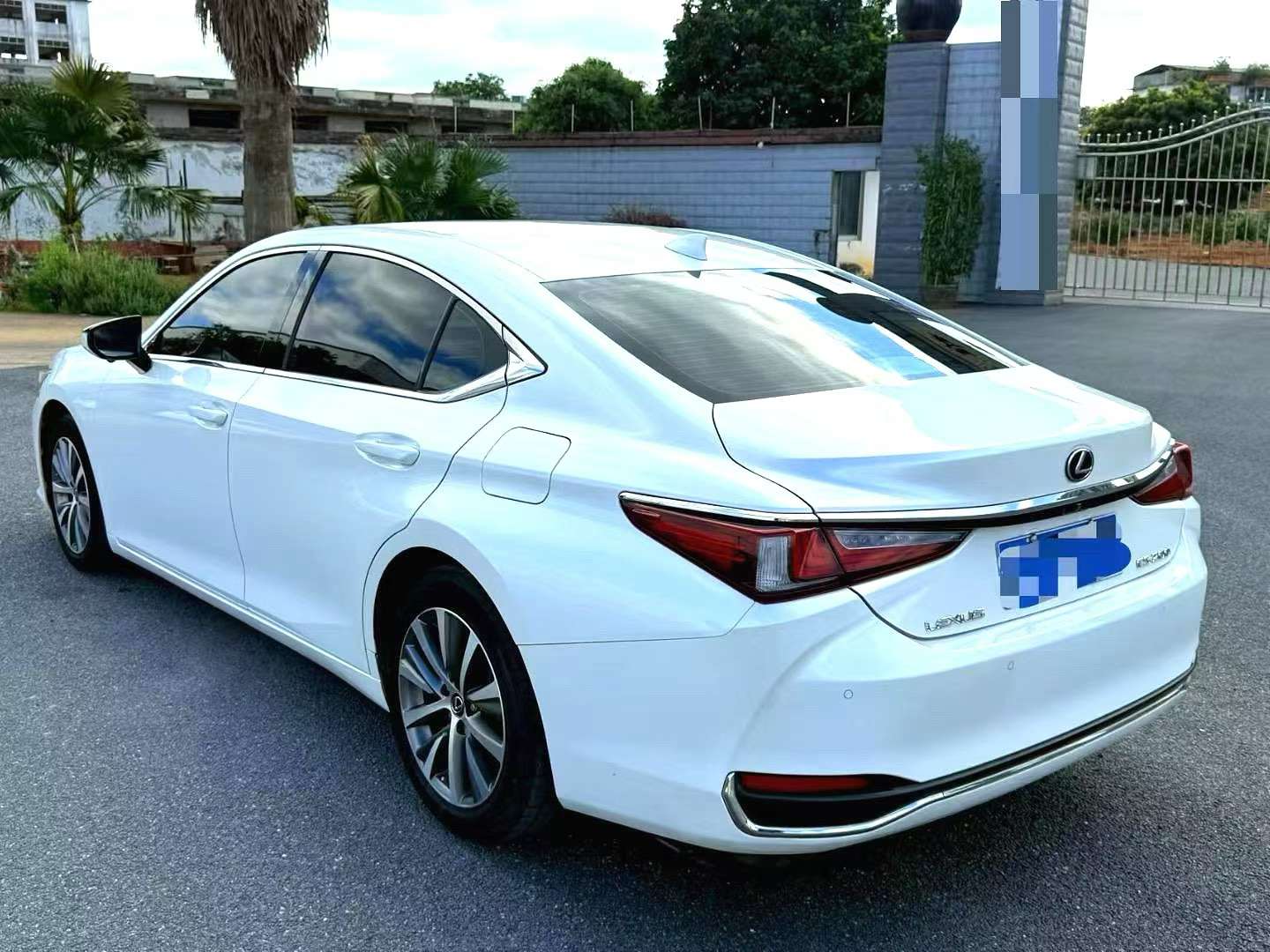 Lexus ES 7