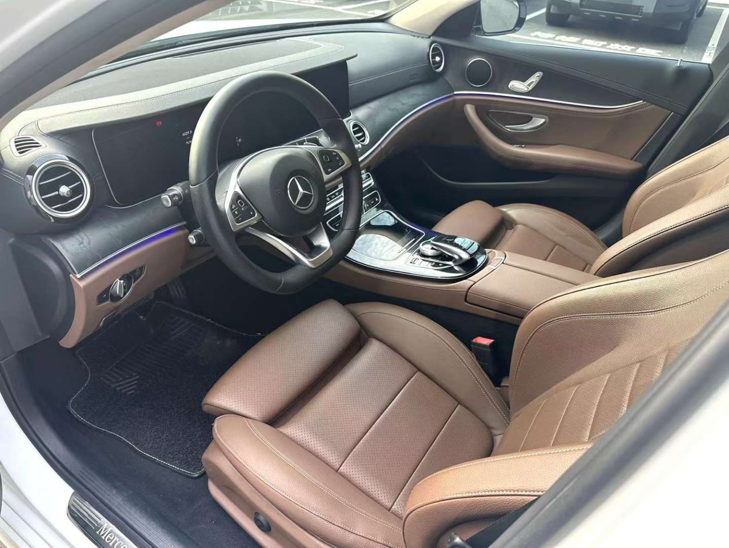 Mercedes-Benz E-Class E200L New Large Display 4