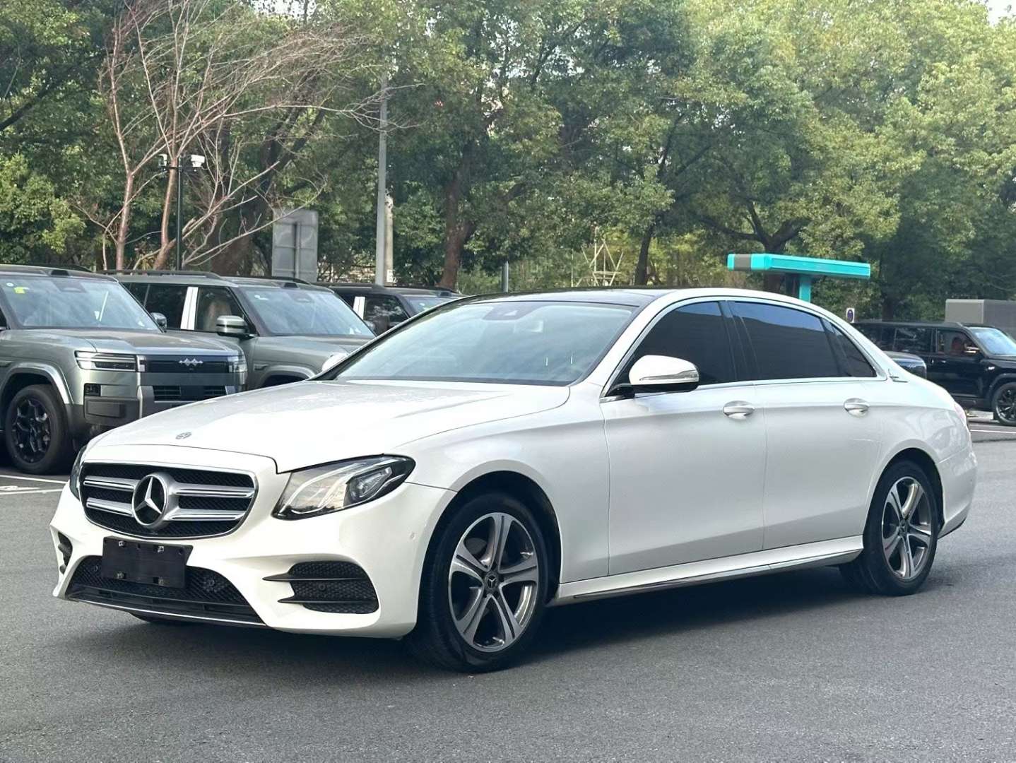 Mercedes-Benz E-Class E200L New Large Display
