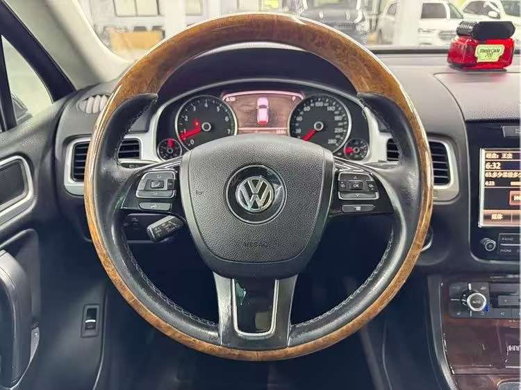 Volkswagen Touareg 3.0T TSi High Trim 9