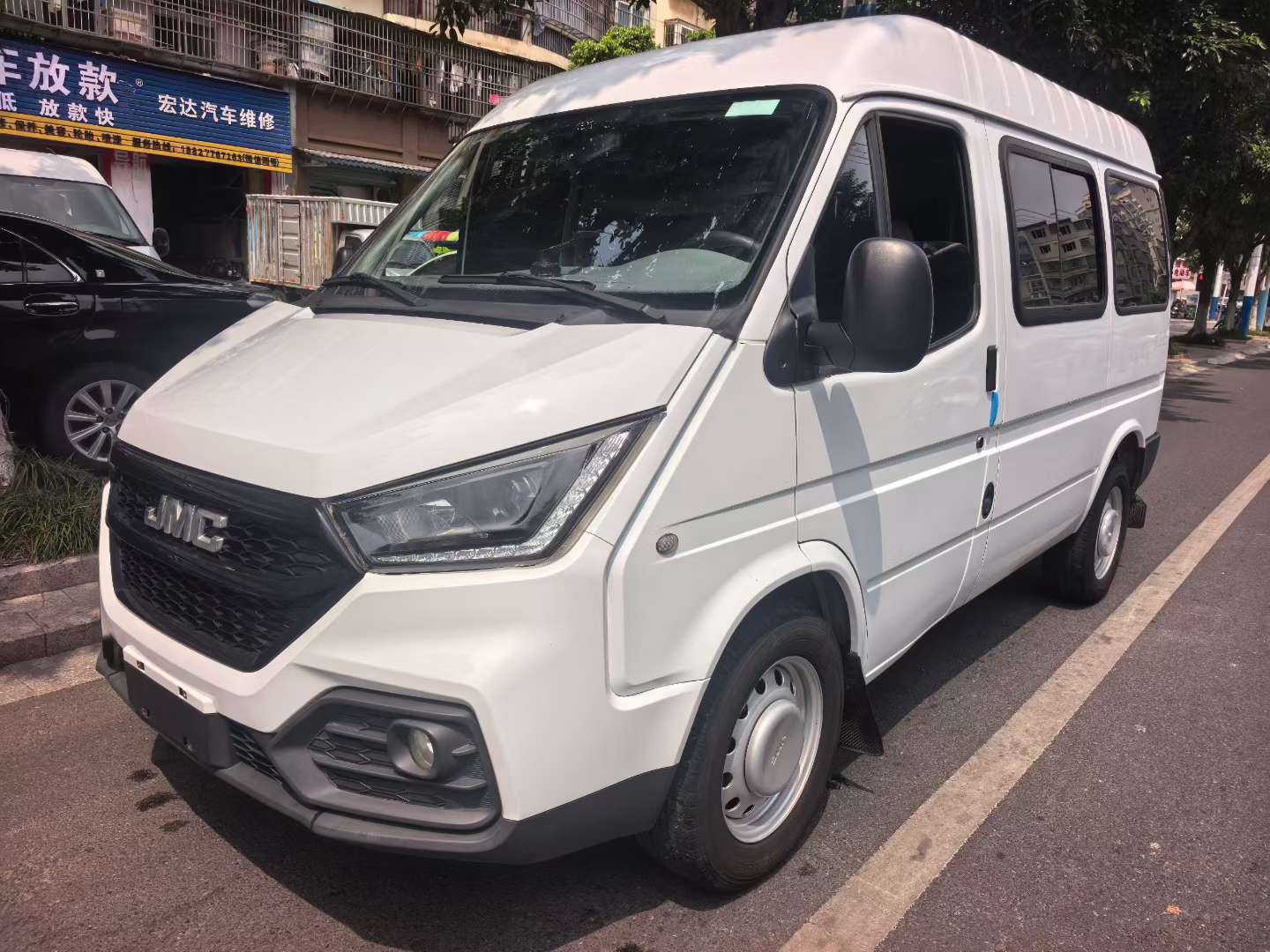 JMC Transit 6-Seater Blue Plate 3