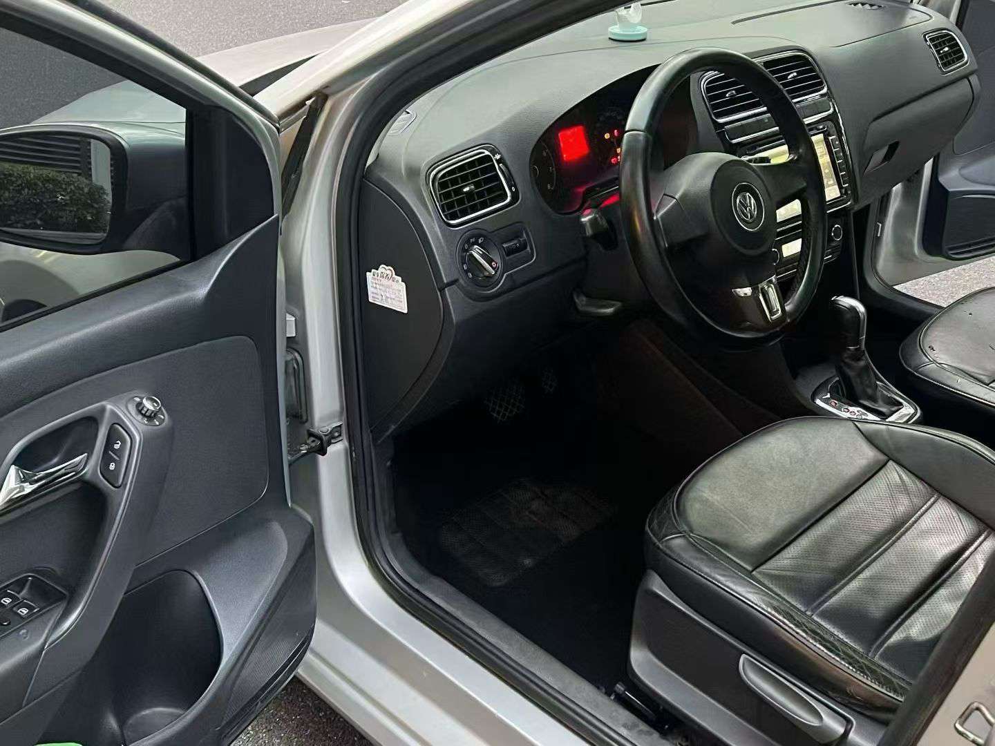 Volkswagen Polo 2011 1.4L Automatic 9