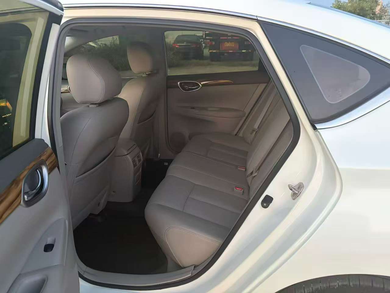 Nissan Sylphy 2015 1.6 Automatic Deluxe Edition 4