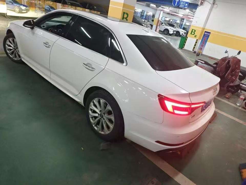 Audi A4L 2.0T Advance Edition Large Sunroof 3