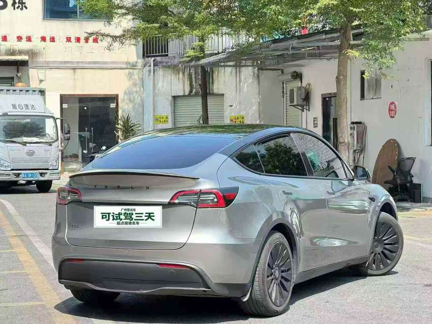 Tesla Model Y 9