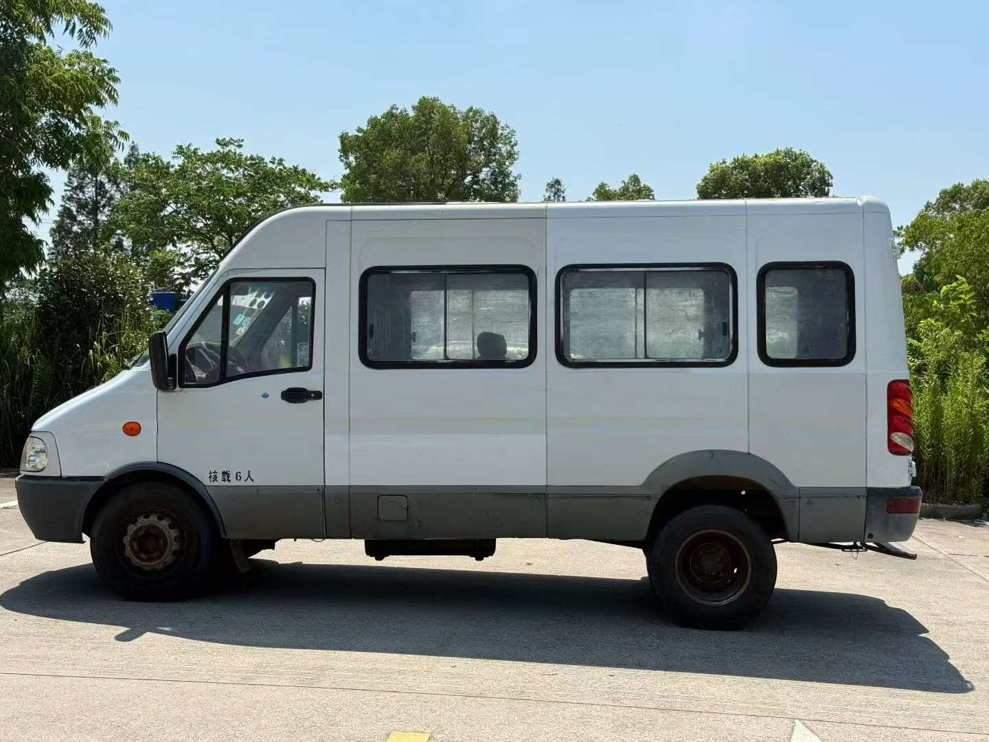 Iveco Daily 2.8L Diesel Extended Chassis Dual Tires 7