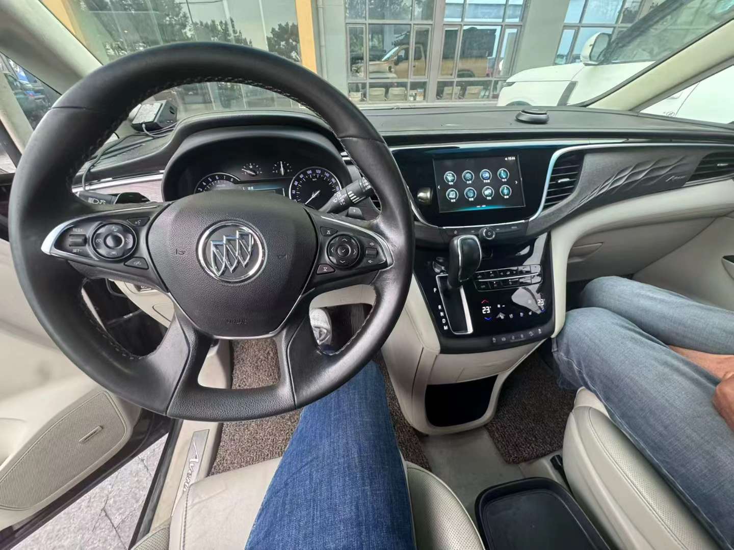 Buick Avenir 4