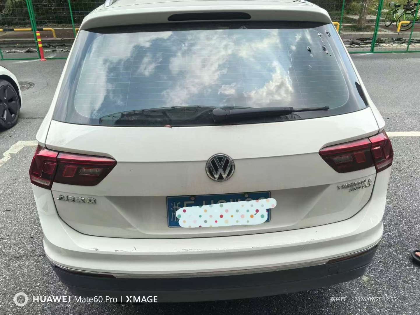 Volkswagen Tiguan L 2.0T FWD Automatic Panoramic Comfort Trim 3