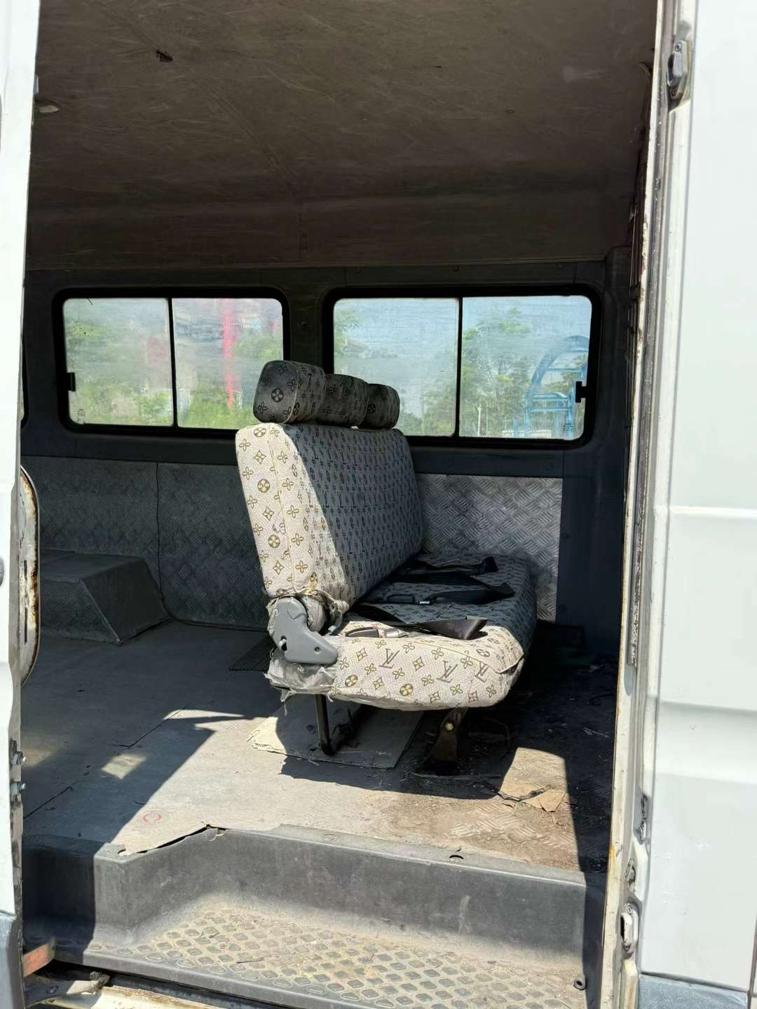 Iveco Daily 2.8L Diesel Extended Chassis Dual Tires 6